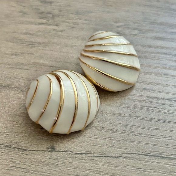 Vintage Cream and Gold Clip On Seashell Earrings - Picture 3 of 7